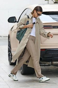 Hailey Baldwin Style 2023, Hailey Fashion, Trenchcoat Outfit, Burberry Raincoat, Hailey Rhode Baldwin, Classic Life, Hailey Bieber Outfits, Hailey Baldwin Style, New Balance Outfit