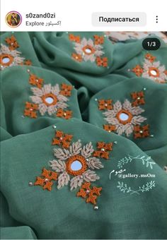 an embroidered scarf with flowers and leaves on the front, is shown in russian language