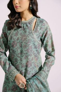 Simple Suit, Suit Neck, Eid Dress, Desi Dress, Ladies Suits, Dress Designing, Outfits Indian