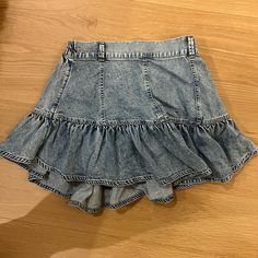 American Eagle Denim Light Wash Skirt Size Medium New With Tags High Waist Dark Wash Skort For Spring, Spring High Waist Dark Wash Skort, Denim Blue Mini Length Denim Bottoms, Casual Denim Blue Mini Skirt With Ruffles, Casual Denim Blue Ruffled Mini Skirt, Blue Mini Hem Denim Skirt For Summer, Spring Denim Blue Mini Skirt With Ruffles, Blue Mini Denim Skirt For Summer, Denim Blue Ruffled Mini Skirt