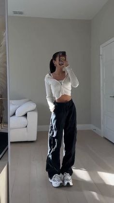 Light Long Sleeve Outfit, Zip Up Long Sleeve Top Outfit, Jennie Bp Outfit Casual, Model Everyday Outfits, College Outfits Inspo Summer, Soft Cargo Pants, T-shirt Fits, Streetwear Fashion Crop Top, Fit Inspo Streetstyle Summer