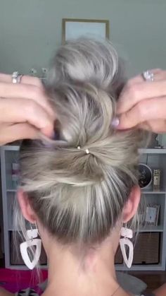 Hair In A Clip, Ponytail Updos, Short Hair Updo Tutorial, Hair Updos Tutorials, Short Hair Up, Hair Hack, Ponytail Updo