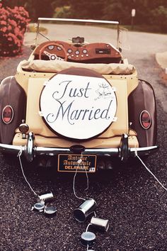 an old fashioned car with just married sign on the back