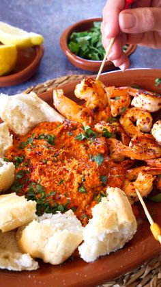 A plate with cooked shrimp and romesco sauce with pieces of baguette Seasonal Appetizers, Shrimp Tapas, Tapas Dinner, Spanish Tapas Recipes, Tapas Party, Romesco Sauce, Tapas Dishes, Tapas Recipes, Prawn Recipes