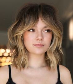 Short Hair with Bottleneck Bangs and Blonde Highlights Feminine Mullet Curly Hair, Creative Haircuts For Women, Modern French Bob With Bangs, Dimensional Short Hair, Short Shag Bob Hairstyles, Mid Length Wolf Cut With Curtain Bangs, Collarbone Length Hair, Dimensional Blonde, Shaggy Haircuts