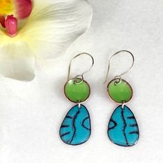 Contemporary & colorful earrings, perfect for your summer outfit! Earrings Shapes, Tom Foolery, Watercolor Jewelry, Torch Fired Enamel Jewelry, Enameling Jewelry, Enameled Jewelry, Enamel Jewellery, Chocolate Candies, Pottery Handbuilding