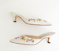 Vintage Manolo Blahnik, Wedding Shoes Vintage, Manolo Blahnik Pumps, Manolo Blahnik Heels, Beautiful Sandals, Stunning Shoes, Vintage Heels, Manolo Blahnik Shoes, Floral Shoes