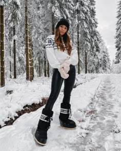 Mountain Outfit Winter, Ski Trip Fashion, Moon Boots Outfit, Winter Vacation Outfits, Ski Trip Outfit, Snow Outfits, Apres Ski Outfits, Winter Outfits Snow, Colorado Outfits