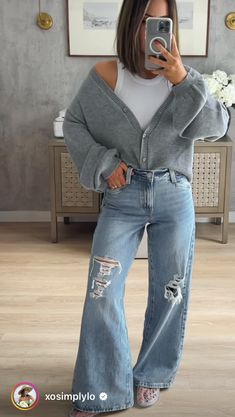 Baggy Jean Fall Outfits, Baggy Boyfriend Jeans Outfit, Baggy Straight Leg Jeans Outfits, Baggy Jeans Fall Outfit, Baggy Jeans Outfit Fall, Bootleg Jeans Outfit, Wide Leg Jean Outfits, Outfits With Baggy Jeans, 2025 Outfits