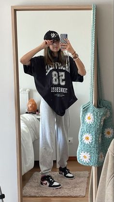 Comfy Outfits Baggy, Baggy Comfy Clothes Aesthetic, Comfy Style Aesthetic, Comfy Modest Outfits, Aesthetic Outfits Baggy, Sporty Girl Aesthetic Outfit, Modest Clothing Aesthetic, Sporty Outfit Aesthetic, Aesthetic Sporty Outfit