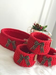 El örgüsü sepet Crochet Basket Christmas, Crochet Christmas Basket, Crochet Basket Tutorial, Trendy Christmas Gifts, Crochet Cup Cozy, Crochet Santa