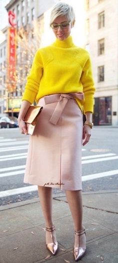 Pink Pencil Skirt, Color Blocking Outfits, Yellow Outfit, Summer Work Outfits, Spring Fashion Outfits, Looks Street Style, Cooler Look, Yellow Sweater, Inspired Outfits