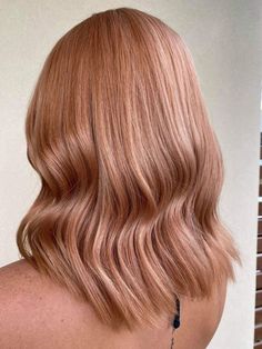 Beige Red Hair Color, Pinkish Strawberry Blonde Hair, Strawberry Peach Hair, Peachy Strawberry Blonde Hair, Peach Hair Balayage, Strawberry Blonde Hair Medium Length, Strawberry Blonde Hair Cool Tone Skin, Rose Ginger Hair, Hair Color Advertising