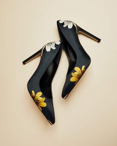 Hak Tinggi, Womens Black Booties, Shoes Heels Classy, Stylish Boots, Elegant Shoes, Gorgeous Shoes, Pretty Shoes, Dream Shoes, Shoe Lover