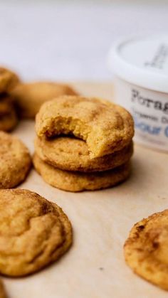 Easy to make vegan pumpkin cookies! Cookie Butter Cookie Recipes, Gluten Free Sour Cream Cookies, Pumpkin Snickerdoodle Cookies, Vegan Pumpkin Pie Bars, Vegan Apple Cake, Snickerdoodle Recipe, Pumpkin Pie Bars, Vegan Pumpkin Pie, Pumpkin Recipes Dessert