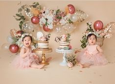 Twincess 1st Birthday, Twins Photoshoot, Twin Cake Smash, Twin Birthday Cakes, Cake Smash Theme, Baby Birthday Photoshoot, Candy Birthday Cakes, Smash Cake Girl, Photoshoot Backdrops