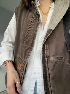 carhartt, vintage carhartt, carhartt vest, vest, sherpa lining, brown carhartt, brown vest, button up, white buttom up, jewelery, gold jewelery, hand tattoo, tattoo, gold ring, gold necklace, handmade bracelet, outfit, outfit of the day, casual, casual outfit Vest Women Outfit, Brown Vest Outfit, Carhartt Vest Outfit, Bracelet Outfit, Tattoo Gold, Carhartt Vest, Carhartt Vintage, Vest Outfit, Brown Vest