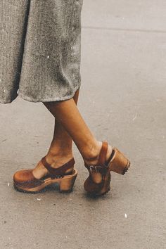 Mia Shoes, Wooden Clogs, Shoe Obsession, Accessories Home, Cute Shoes, Spring Time, Spring Summer Fashion, Me Too Shoes