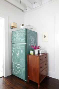 diy old refrigerator ideas Colored Chalkboard Paint, Chalkboard Fridge, Vintage School Supplies, Classic Farmhouse Kitchen, Fridge Makeover, White Fridges, Kitchen Chalkboard, Small Dresser, Farmhouse Kitchen Island