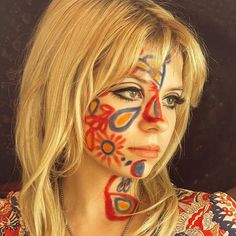 Easy Funky Makeup, My Aesthetic Vibe, Hippies From The 70s, Colorful 60s Makeup, Connie Mclean, 60s Painting, Woodstock Makeup, 70s Vintage, Hippie 60s