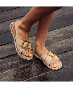 Discover the La‘i Slide, a stylish and versatile synthetic slide with elegant crisscross straps and a stylish buckle, perfect for both poolside and city outings. New Jeans Trend, Womens Slides Sandals, Cooler Lunch Bag, Promotional Products Marketing, Wedge Flip Flops, Slides Women, Wide Shoes, Womens Slides, Handbag Straps