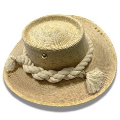 sombrero de Palma natural echo a mano por artesanos mexicanos, con toquilla de lazo y botones dorados. Traditional Toquilla Straw Hat Bands For Summer, Bohemian Toquilla Straw Hat Bands In Natural Color, Bohemian Palm Leaf Boater Hat With Short Brim, Bohemian Short Brim Boater Hat, Natural Toquilla Straw Panama Hat For Festival, Natural Toquilla Straw Boater Hat For Rodeo, Bohemian Toquilla Straw Boater Hat In Natural, Traditional Natural Hat Bands For Beach, Bohemian Boater Hat With Short Brim In Toquilla Straw