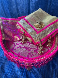 This 3 piece thali comes with the decorated thali, matching potli bag, and organza cover with beautiful gotta work and many other special details. All covered in the banarsi fabric to bring the trousseau look to your wedding day! Thali measurements are 14 inches in diameter and 1.5 inch depth Wedding Thali, Banarsi Fabric, Baat Pakki, Trousseau Packing, Pooja Items, Gotta Work, Potli Bag, Blue Green Gold, Potli Bags