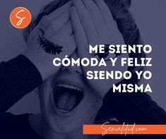 a woman covering her eyes with her hands and the words, me siento como y feliz sendo yo misma