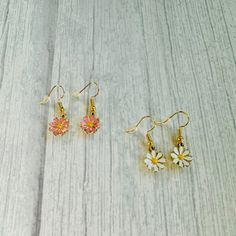 This simple, cute and lightweight earring is great for everyday wear, also it is a perfect gift for the person loves yummy flowers 📌 You will receive one pair of the earring  📌 Each pair of earrings come with clear silicone backs  📌 Color of the earring cards & packing bags varies pending what I have in stock! 📌All order will be shipped within 1-3 business days of purchase  📌All order are handing with great care and checked thoroughly before it is shipped to you  ❗️ENJOY FREE STANDARD DOMES Packing Bags, Spring Earrings, Daisy Earrings, White Daisy, Pink Daisy, Earring Cards, Earrings Pink, Floral Earrings, Light Weight Earrings