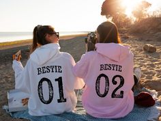 Bestie Sweatshirts Hoodies, Bff Sweatshirts Hoodie Best Friends, Bestie Twinning Outfit, Bff T Shirts Ideas, Cute Best Friend Outfits, Matching Bff Shirts, Best Friends Sweatshirts, Bestie Hoodies Matching, Best Friend Clothes Matching Outfits