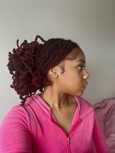 yashhh ☝️❤️😭🔥 No Retwist Loc Styles For Women Long, Headband Loc Hairstyles, Retwist Styles, Short Dreadlocks Hairstyles, Pink Locs, Loc Bun, Style Ponytail, Long Locs