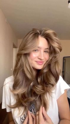 Brown Hair Colors Blonde, Hair Color Inspiration Light Brown, Sandy Dark Blonde Hair, Best Hair For Pale Skin, Light Hair With Highlights, Sunkissed Light Brown Hair, Light Honey Brown Hair With Highlights, Old Money Hair Color Brunette, Champagne Brown Hair