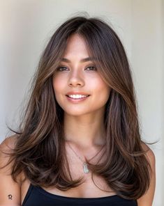 Stay on trend with these modern layered haircuts for medium length hair with bangs, offering a fresh take on classic styles. Straight Layered Haircuts Medium, Light Layers Haircut Medium, Modern Layered Haircuts, Dream Haircut, Medium Hairstyles For Women, Haircuts With Layers, Medium Length Hair With Bangs, Haircuts For Medium Length Hair, Brown Hair Inspo