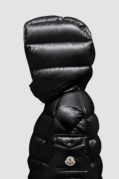 A tribute to the mountains, the new Moncler Maya short down jacket for boys is studied to deliver high-performance even on the coldest days of winter. The warm puffer jacket boasts the iconic Moncler design, reinterpreted for children. Luxury Down Puffer Jacket For Outdoor, Moncler Ski Outfit, Puffer Jacket Street Style, Fbi Outfit, Moncler Puffer Jacket, Moncler Vest, Nike Shoes Photo, Moncler Ski, Moncler Maya