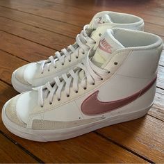 Rose Gold Nike Blazers Rose Gold Nike Blazers, Rose Gold Nike Shoes, Rose Gold Nikes, Rose Gold Clothes, Rose Gold Adidas, Rose Gold Shoes, Gold Nike, Gold Blazer, Nike Blazers