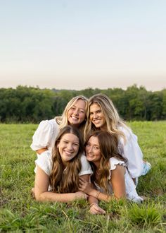 4 Friends Photoshoot Poses, Cute Photoshoot Poses With Friends, 4 Friend Photos, Friend Group Pictures Trio, Group Picture Ideas Friends, Group Photo Poses 5 People, Poses With Four Friends, Group Photos 7 People, Picture Ideas 4 Friends