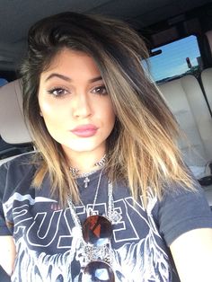 Hair Goals Color, Style Kylie Jenner, Jenner Hair, Kylie Jenner Hair, Layered Haircuts For Women, Short Hairdos, Ombré Hair, Short Layered Haircuts, Hair Dos