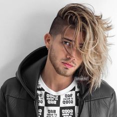 Que tal essa Inspiração de corte undercut com franja longa? Para mais cortes de cabelo masculino, veja no blog Marco da Moda - Foto: @oliver.tv Undercut With Beard, Mens Medium Length Hairstyles, Men Hair Color, Men Haircut Styles, Corte De Cabelo Masculino, Fringe Hairstyles