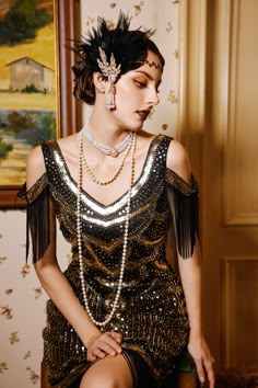 This sumptuous piece of jewelry features a retro-elegant yet slightly modern style that complements the lavish garments, reminiscent of the roaring 1920s. Features: Multi layer imitation pearls Shimmering rhinestone studded Pearl size: 8 mm in diameter Long pearl necklace length: 59 inch / 150 cm Note: This item is limited to GROUND SHIPPING ONLY. If expedited shipping is selected at checkout, all other items will be shipped via expedited shipping, while this item will be shipped separately by g Pearl Necklace 1920s, 20s Fashion Gatsby, Flapper Costume Ideas, Charleston 1920s, Roaring 20s Jewelry, 20s Jewelry, Modern Flapper, 1920s Vintage Dresses, Gatsby Style Dresses