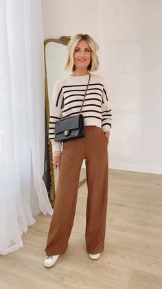 Wide Leg Trousers Casual Outfit, Wide Trousers Outfit Work, Autumn Trousers Outfit, Styling Brown Wide Leg Pants, High Waisted Brown Pants Outfit, Pleated Trousers Outfit Casual, Tan Pants Outfit Women, Camel Dress Pants Outfit, Dark Tan Pants Outfit