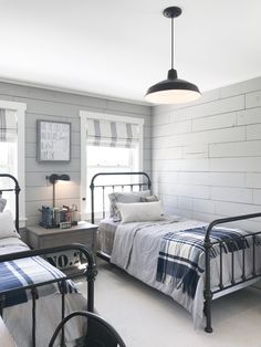 a bedroom with two twin beds in it