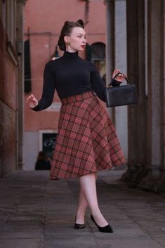 Update your autumn/winter style with this pretty wool half skirt, featuring a pretty tartan pattern.  Every detail is lovingly cared for, with a completely handmade finish and lining that adds a touch of luxury. The fabric-covered button adds an elegant element to this unique garment. The warm and beautiful colours make it perfect for autumn and the upcoming holidays. Wear it in style during your most special days! Versatility is its strength: experiment with different combinations, from British Teacher Clothes, Half Skirt, Fabric Covered Button, Teacher Outfits, Beautiful Colours, Womens Skirts, 50s Fashion, Waist Circumference, Tartan Pattern