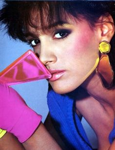 80s glamour earrings Style Année 80, 1980s Hair, Look 80s, Woman Images, Pic Beautiful, Jennifer Beals