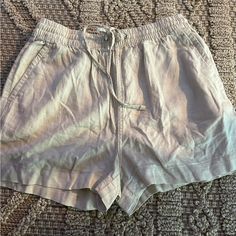 Linen Blend H&m Casual Shorts For Spring, H&m Casual Spring Shorts, Casual Vacation Bottoms From H&m, H&m Shorts For Vacation In Spring, H&m Vacation Shorts For Spring, H&m Casual Bottoms For Vacation, Casual H&m Bottoms For Vacation, H&m Shorts, Linen Blend