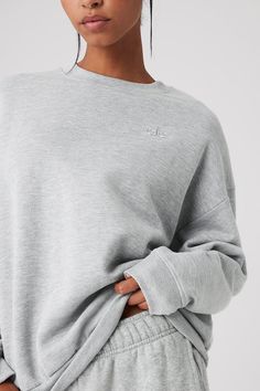 This best seller is cozy, comfortable, cute and done in classic neutrals and on-trend colors—each finished with a chrome Alo logo. It has a classic crewneck, ribbed cuffs and hem, and a laid-back dropped-shoulder fit. It’s made from midweight French terry that’s smooth on the outside and fleecy on the inside with the perfect drape. Pair with the Accolade sweatpants to make a matching set—and get one for your bestie, sibling, or partner, if you’re into that. Find your fit and see all the ways to Natural Essence Style, School Packing, 90s Glamour, Comfy Airport Outfit, Airport Travel Outfits, Womens Onesie, Closet Organized, Matching Sweats, Womens Printed Tops