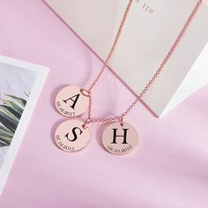 Necklaces with round pendants have always been very popular styles. On the round cards, you can customize the initials representing the child's name or the names of important others, or important numbers, so that you can easily remember the other party's birthday. This is a great gift for family! Customizable Round Pendant Name Necklace For Birthday Gift, Monogram Initial Necklace For Mother's Day, Round Pendant Name Necklace With Custom Name For Birthday, Personalized Pink Round Charm Necklaces, Birthday Name Necklace With Round Pendant, Custom Name Round Pendant Necklace For Birthday, Birthday Custom Name Necklace With Round Pendant, Pink Personalized Charm Necklace, Personalized Pink Round Charm Necklace