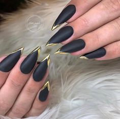 Black Gold Nails, Nail Art Halloween, Classic Nail, Black Manicure, Matte Black Nails