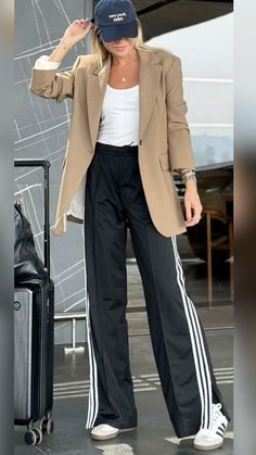 Navy Pants Street Style, Los Angeles Fashion 2024, Madrid Street Style 2024, Big Graphic Tee Outfit, La Street Style 2024, Sporty Outfits Fall, Athleisure Fits, Trendy Athleisure Outfits, Melbourne Street Style