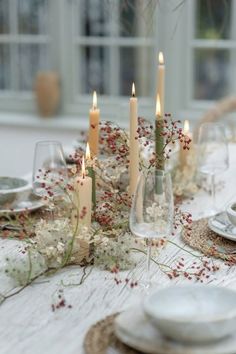 Déco de table chic et élégante pour Noël Holiday Centerpieces, Christmas Table Settings, Wedding Mood, Christmas Table Decorations, Holiday Tables, Christmas Deco, Christmas Wedding, Christmas Inspiration, Christmas Dinner