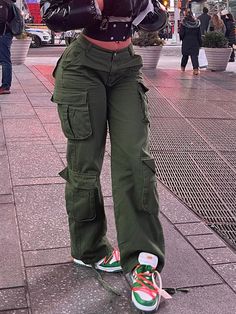 Plus Size Street Style, Cargo Pants Baggy, Streetwear Cargo Pants, High Waisted Cargo Pants, Fits Streetwear, Baddie Outfit, Cargo Pants Outfit, Green Cargo Pants, Jeans Cargo